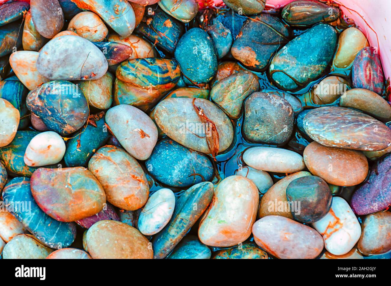 Cailloux multicolores dans un récipient. Utilisé pour décorer un jardin. Banque D'Images