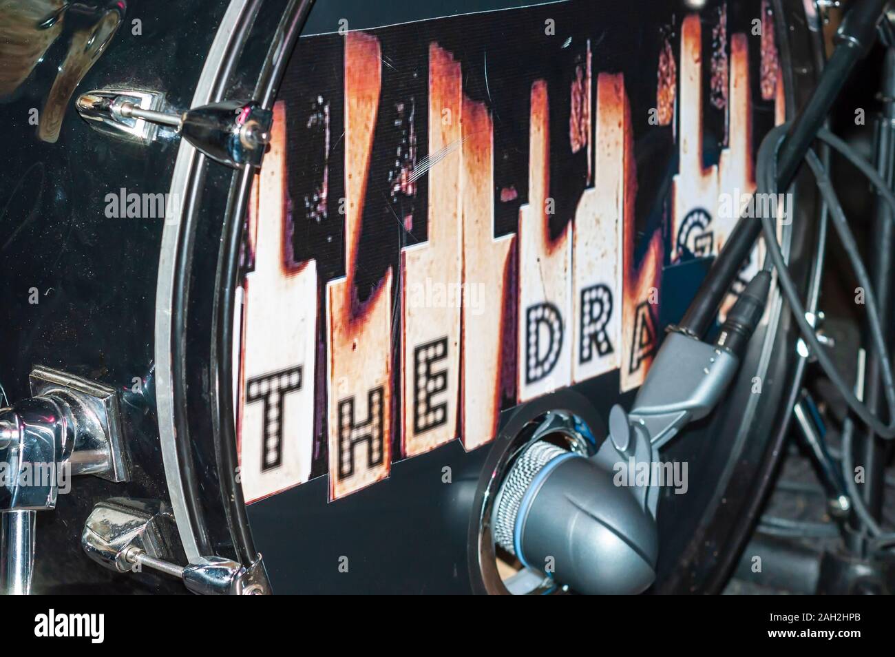 Un gros plan d'un tambour de basse appartenant à un groupe de rock. Banque D'Images