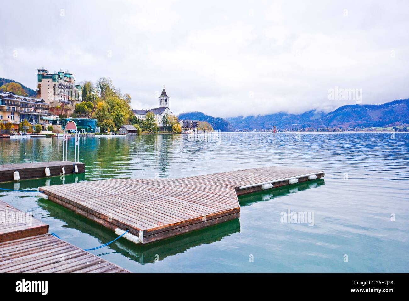 Vue sur le lac de la ville de Sankt Wolfgang, l'Autriche, comme vu du lac Wolfgangsee. Banque D'Images