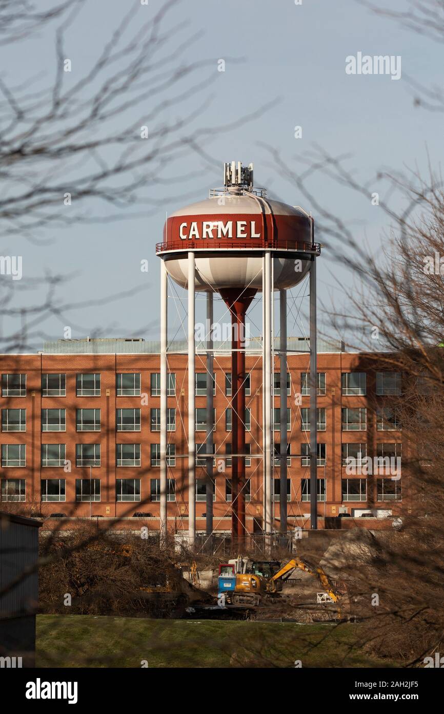 La tour d'eau Carmel, située sur la 3ème Avenue SW, et la piste Monon, dans le centre-ville de Carmel, Indiana, États-Unis. Banque D'Images