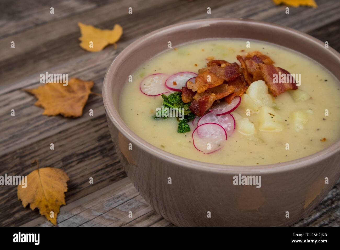 Soupe de pommes de terre garni de bacon et radis Banque D'Images