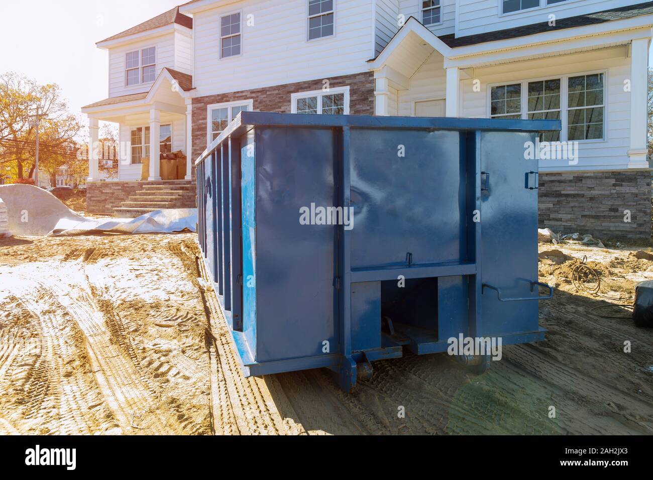 Blu poubelle, recycler les déchets et les poubelles près de la construction de nouveaux bâtiments maisons appartement Banque D'Images