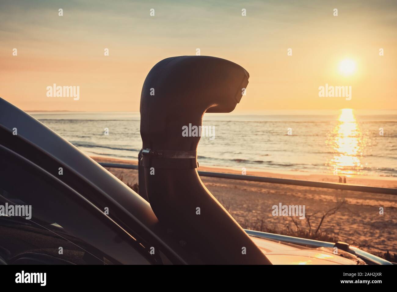 Australian quatre roues motrices voiture de route avec tuba était stationné sur la plage au coucher du soleil. Shallow DOF Banque D'Images