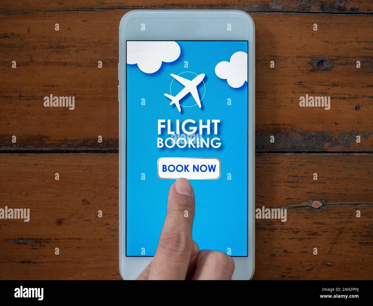Réservation de vol en ligne avec smartphone. Vue de dessus de toucher de  doigt sur téléphone mobile pour l'achat ou la réservation en ligne de vol  aérien billet d'avion Photo Stock -