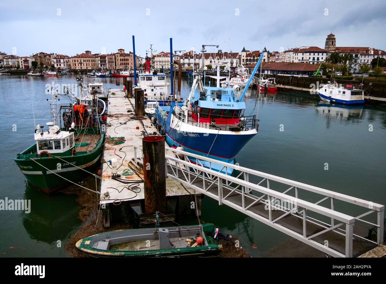 Les navires de pêche à quai de pose sur un matin d'hiver, Saint-Jean de Luz, Pays Basque, Pyrénées-Atlantiques, France Banque D'Images