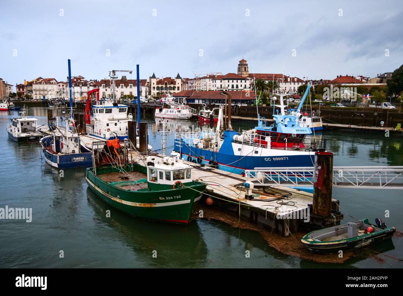 Les navires de pêche à quai de pose sur un matin d'hiver, Saint-Jean de Luz, Pays Basque, Pyrénées-Atlantiques, France Banque D'Images