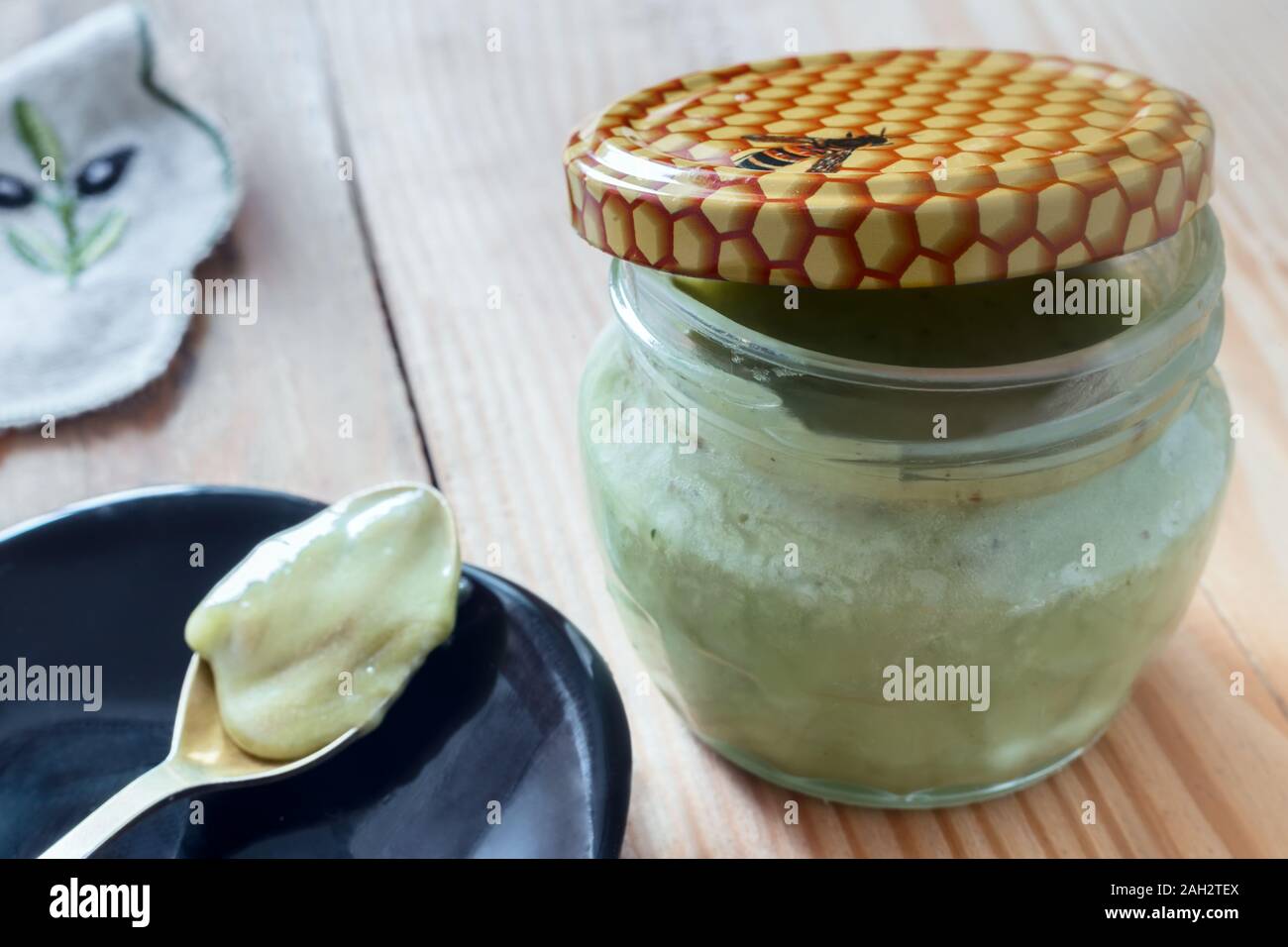 Produit de l'Apiculture : propolis avec du miel dans un pot de verre. Banque D'Images