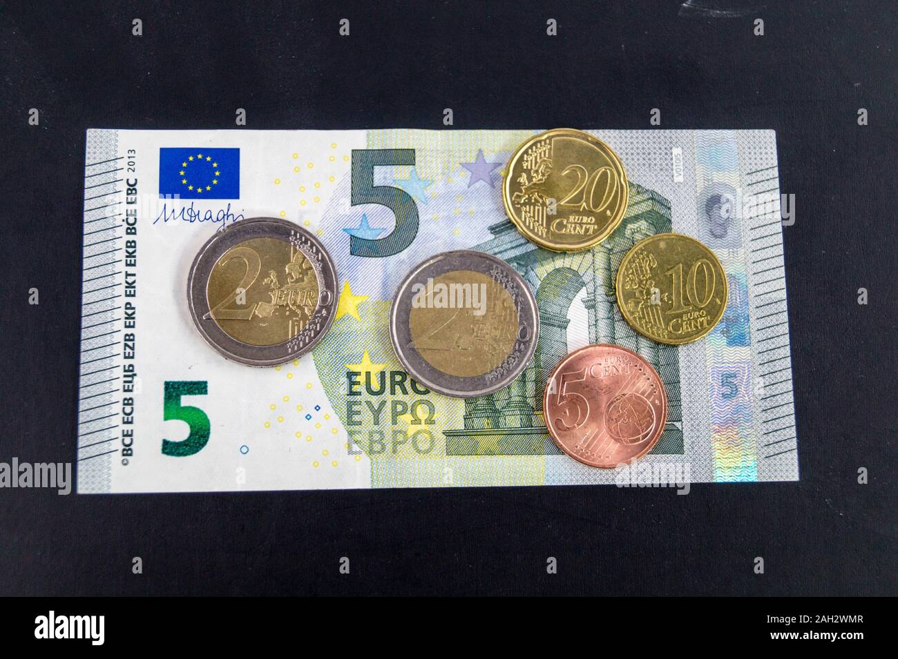 En Allemagne le salaire minimum (Traduction  = Mindestlohn) monte en 2020 jusqu'à 9,35 euro Banque D'Images