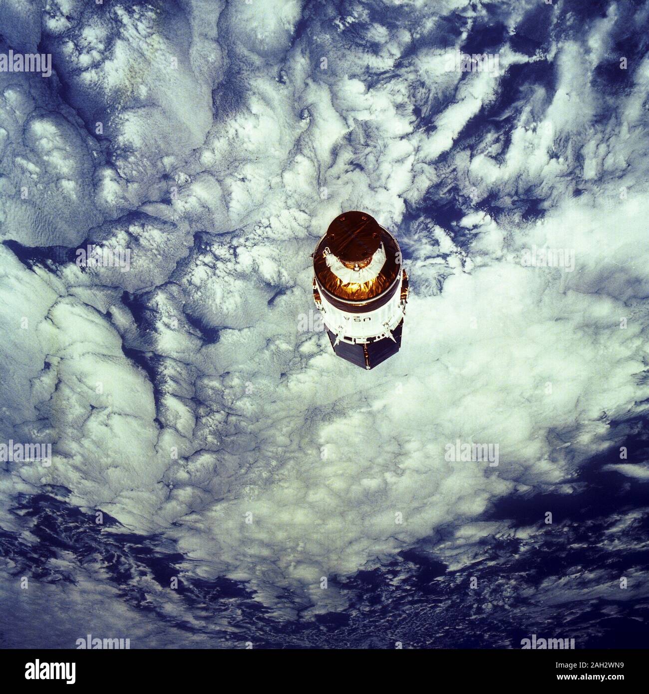 Les free-flying Tracking and Data Relay Satellite-E (TDRS-E), encore attaché à un stade supérieur inertiel (IUS), a été photographié par l'un des membres de l'équipage au cours de la mission STS-43. Banque D'Images