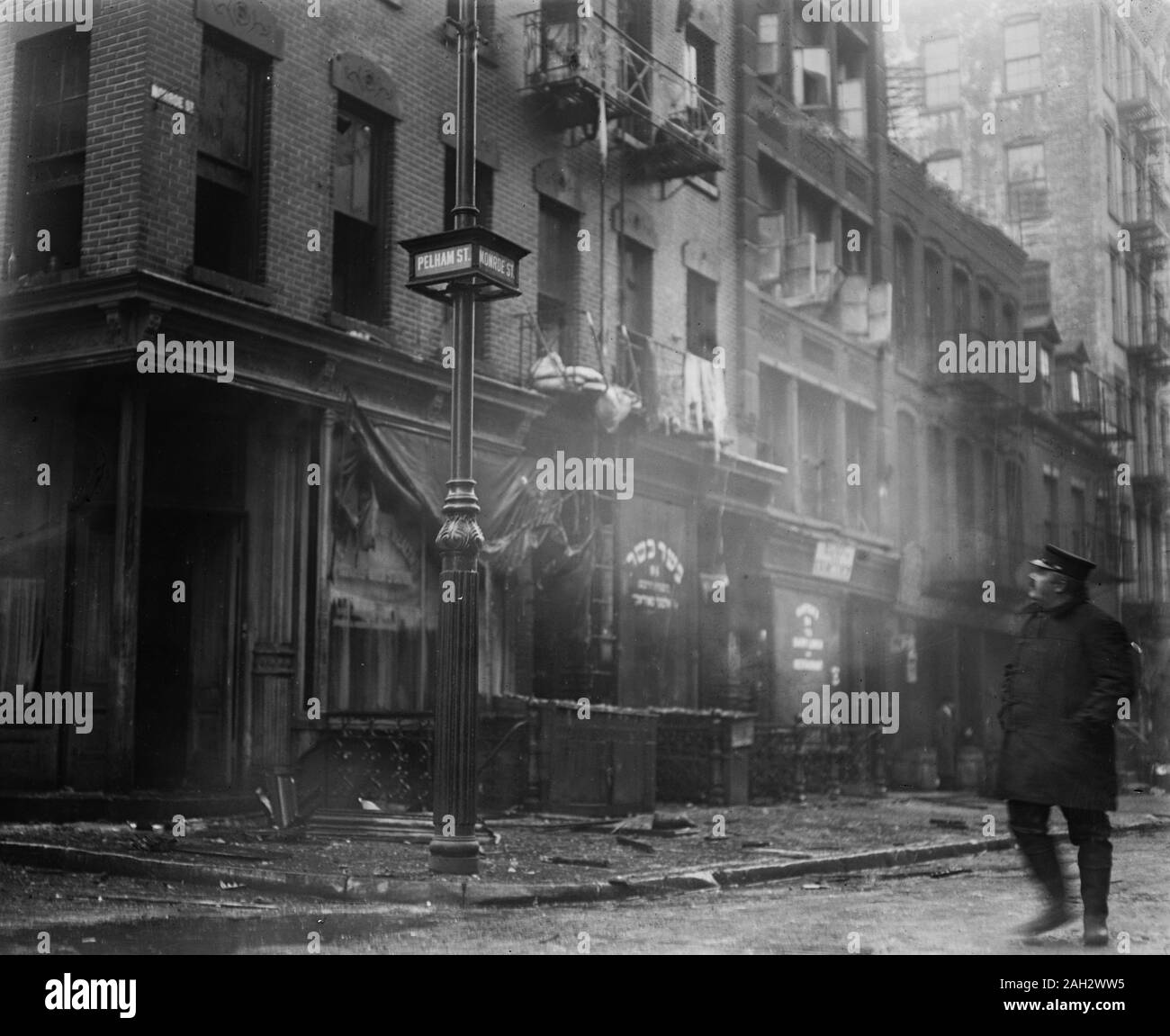 Date : 1910-1915 - pompiers lutter contre un incendie sur Monroe Street Banque D'Images