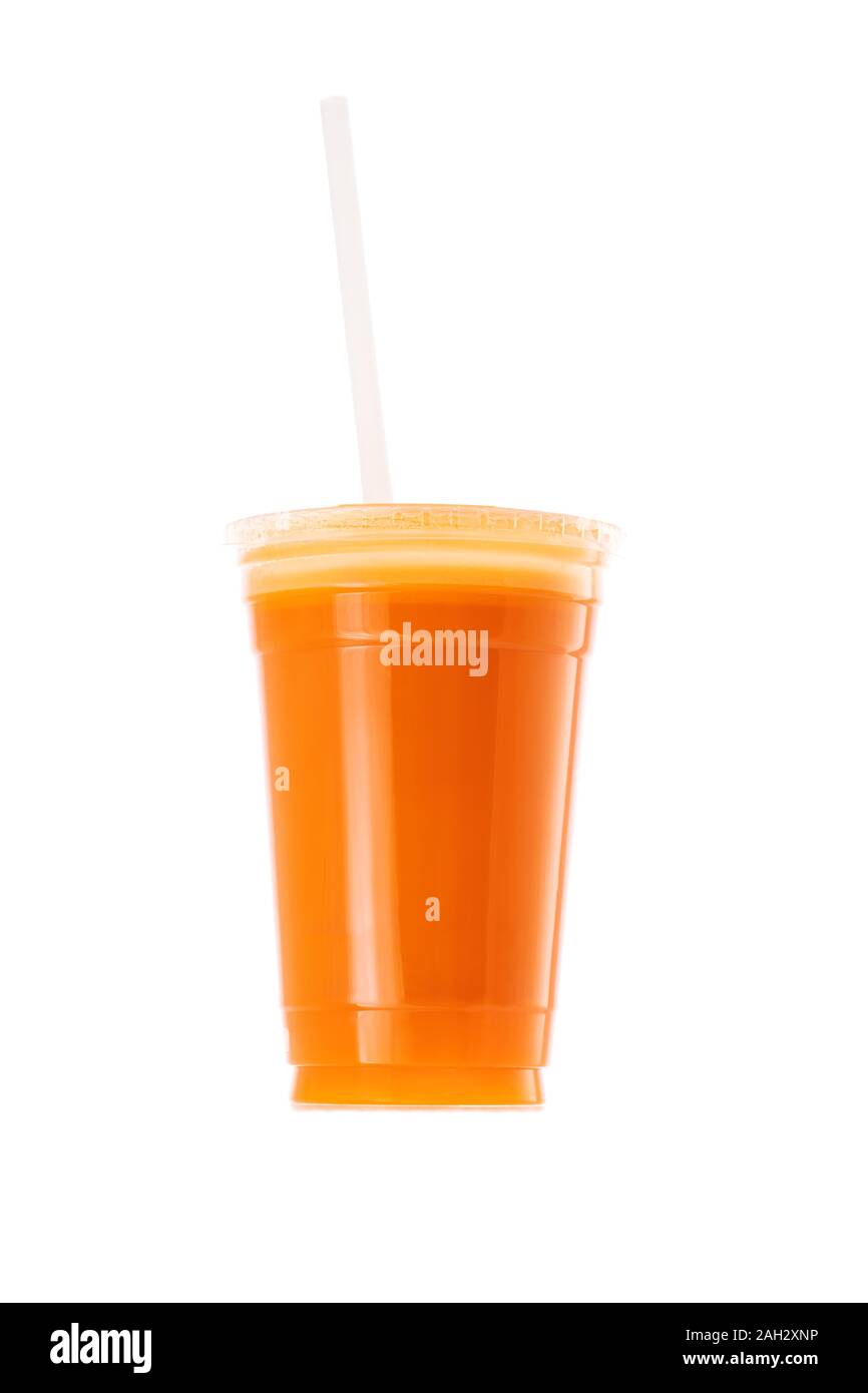 Smoothie aux fruits frais dans une tasse en plastique et de paille isolé sur fond blanc Banque D'Images