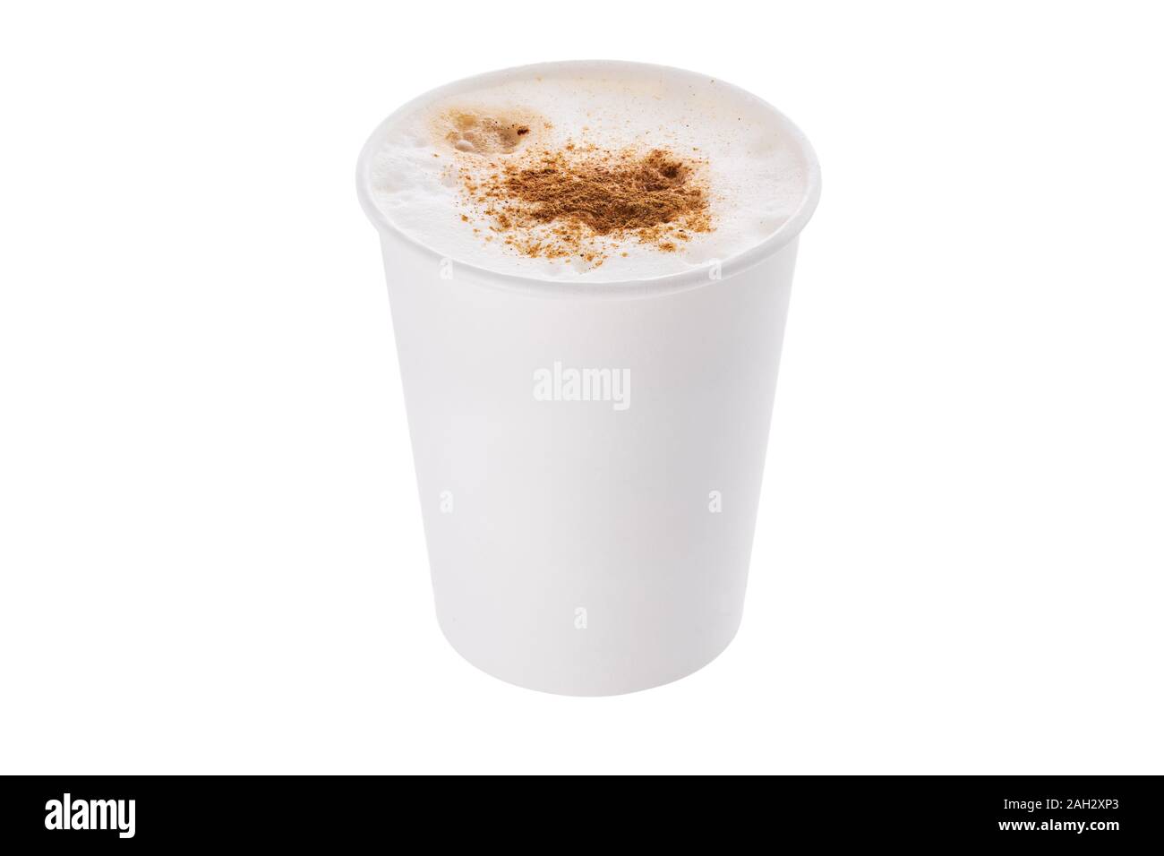 Café au lait ou un cappuccino avec la cannelle dans une tasse en plastique à emporter, isolé sur fond blanc Banque D'Images