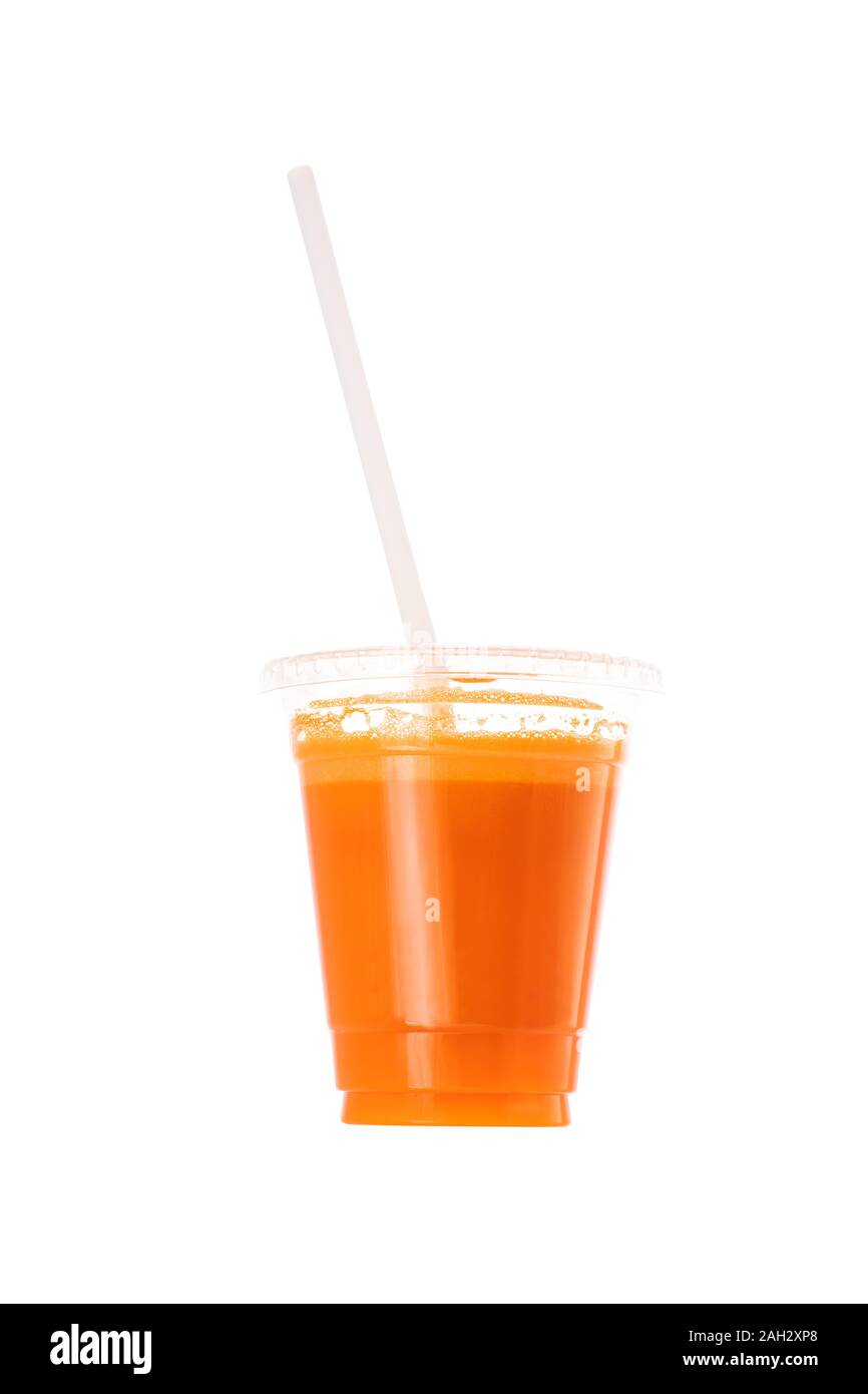 Smoothie aux fruits frais dans une tasse en plastique et de paille isolé sur fond blanc Banque D'Images