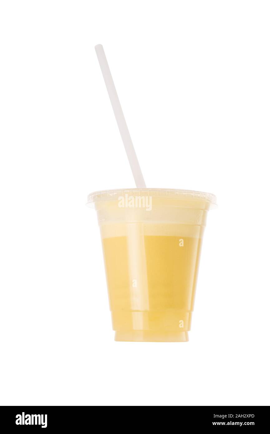 Smoothie aux fruits frais dans une tasse en plastique et de paille isolé sur fond blanc Banque D'Images