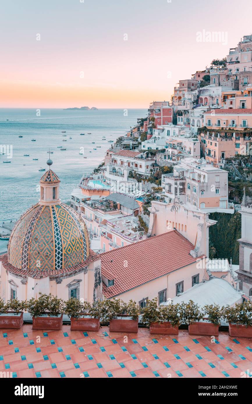 Positano au coucher du soleil, Côte Amalfitaine, Campanie, Italie. Banque D'Images