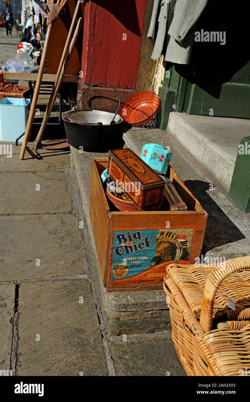 Une sélection de boissons et des objets antiques sur l'affichage à l'extérieur d'un centre d'antiquités dans la région de Leominster, Herefordshire Banque D'Images