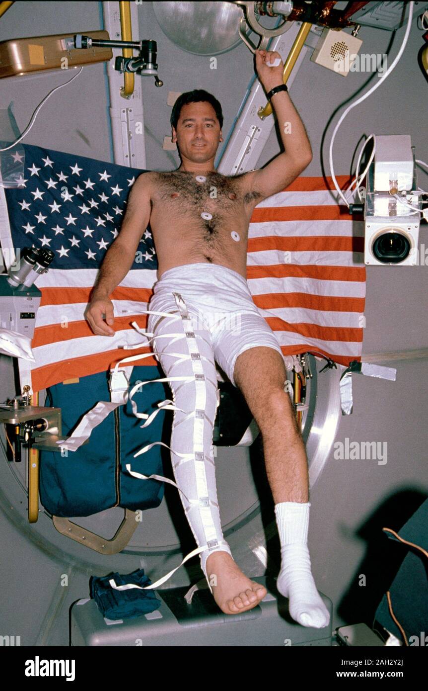 1992 - Cette photographie montre Larry Astronaute de Lucas le port d'un pléthysmographe stockage durant la mission. Banque D'Images