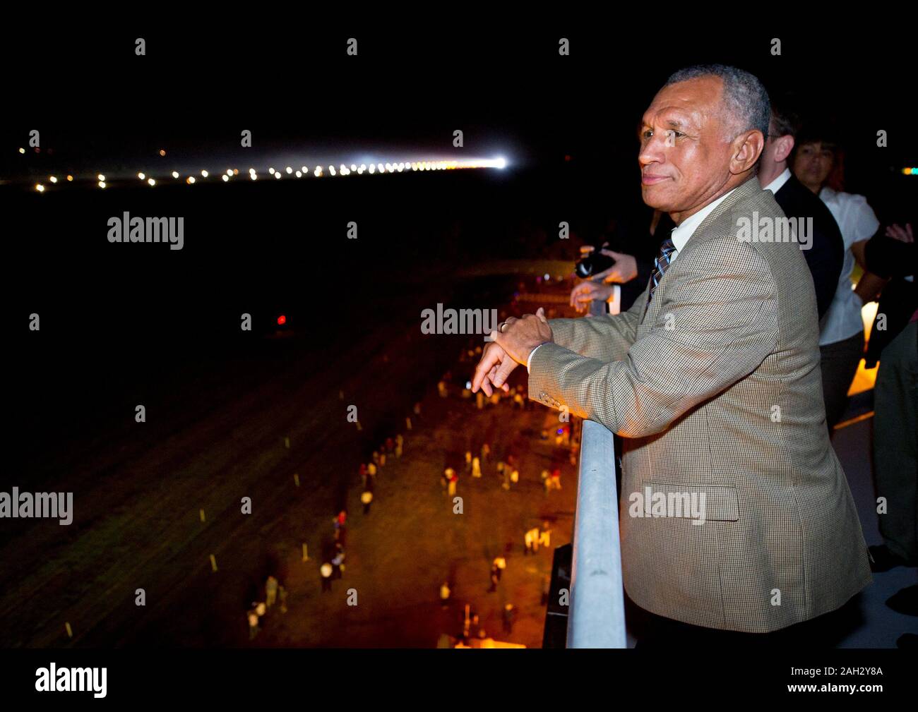 L'administrateur de la NASA Charles Bolden regarde la navette spatiale Endeavour (STS-134) à partir de la tour de contrôle à l'atterrissage (FSL) peu après l'Endeavour a effectué son dernier atterrissage au Centre spatial Kennedy, le mercredi 1er juin 2011, à Cape Canaveral, en Floride, après avoir effectué une mission de 16 jours pour équiper la Station spatiale internationale, a passé 299 jours dans l'espace et parcouru plus de 122,8 millions de kilomètres au cours de ses vols 25. Il a lancé sa première mission le 7 mai 1992. Banque D'Images