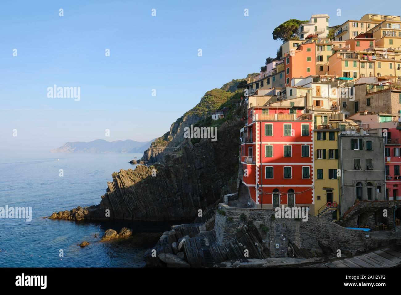 Les maisons peintes de couleurs vives et de l'architecture du village de pêcheurs de Manarola au lever du soleil, Parc National des Cinque Terre, l'Union européenne Italie Ligurie Banque D'Images
