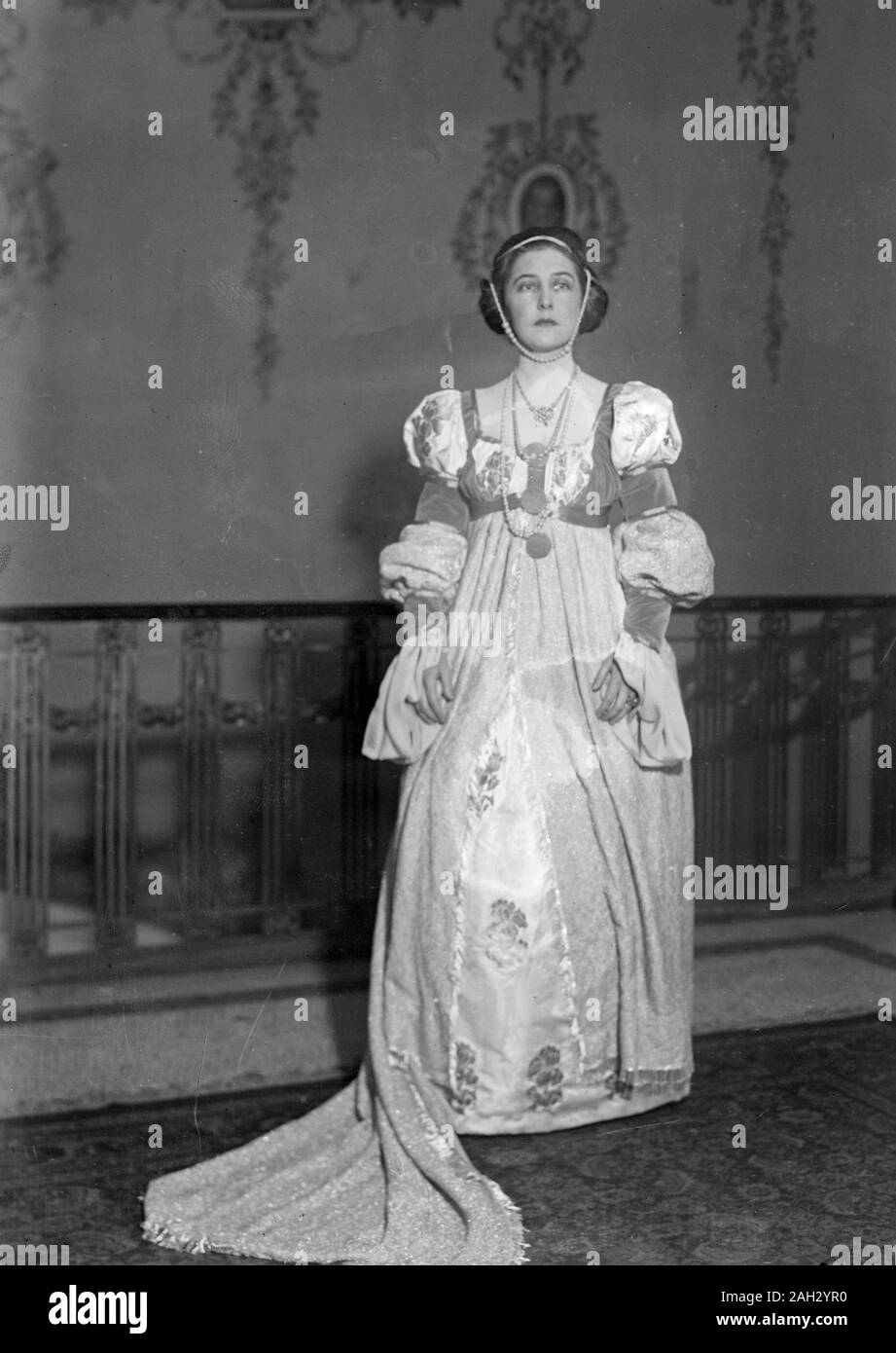 La photo montre l'actrice Mme Robert Warwick (Josephine Whittell  Cunningham) au Venetian pageant qui faisait partie de la fine arts ball  organisé par la Société des Beaux Arts Architectes, tenue à l'hôtel