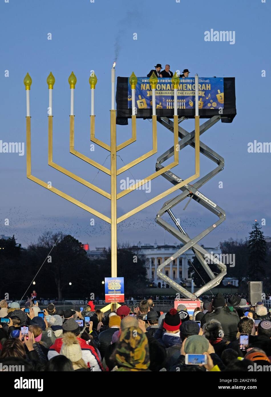 Washington, District de Columbia, Etats-Unis. Dec 22, 2019. La menorah est allumé sur l'Ellipse à Washington, DC le Dimanche, Décembre 22, 2019. De gauche à droite : Le Rabbin Levi Shemtov, Vice-président exécutif de American Friends of Chabad Lubavitch (), Washington, DC ; secrétaire de l'Intérieur David Bernhardt ; et le Rabbin Abraham Shemtov, Directeur National amis américains de Loubavitch (Habad). Crédit : Alex Wroblewski/CNP Crédit : Ron Sachs/CNP/ZUMA/Alamy Fil Live News Banque D'Images