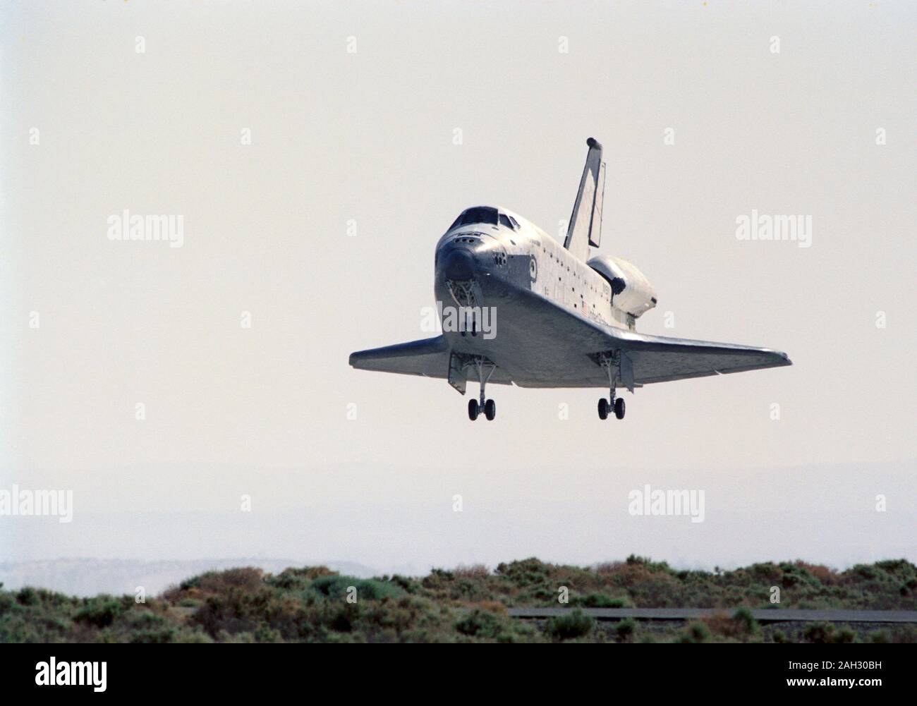 STS040-S-174 (14 juin 1991) --- La navette spatiale Columbia est à seulement quelques minutes de l'atterrissage sur la piste 22 de Edwards Air Force Base, en Californie. L'atterrissage se termine avec succès un neuf jours de la mission Spacelab SLS-1) (mission, la première jamais consacrée exclusivement à la recherche en sciences de la vie. L'atterrissage a eu lieu à 8:39:11 h (PDT), le 14 juin 1991. Banque D'Images