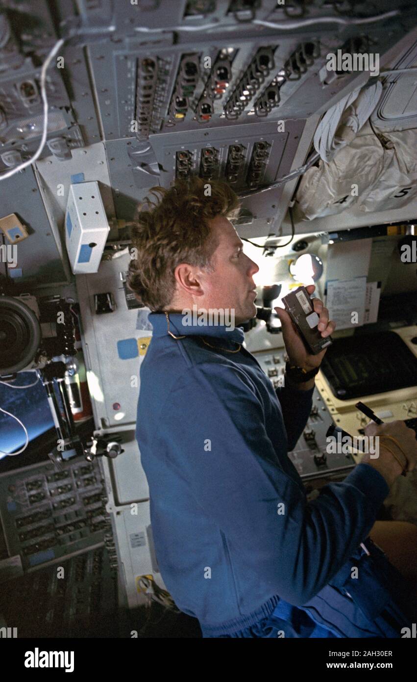 (2 avril 1992) --- STS-45 Spécialiste de charge utile de Byron Lichtenberg parle dans un magnétophone à cassette de noter observations suite à une science de la gestion des émissions atmosphériques d'imagerie photométrique (AEPI) expérience. Lichtenberg est sur la partie arrière de la cabine de pilotage de l'Orbiteur Atlantis, Véhicule (VO) 104. À gauche du Lichtenberg est la mission, le poste de pilotage de l'avant et fenêtre W6 apparaissent derrière lui, et le toit de panneaux de contrôle apparaissent au-dessus de sa tête. Banque D'Images