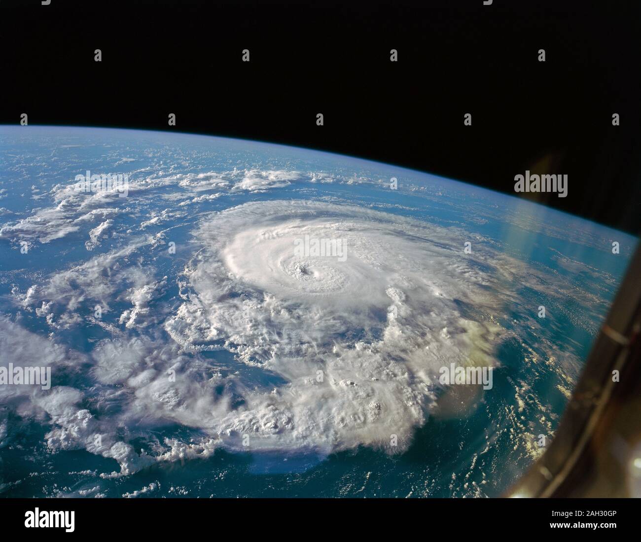 (19 Sept 1992) --- une caméra d'observation de la Terre grand format capturé cette scène de l'ouragan Bonnie durant la phase tardive de la mission. Bonnie a été localisé à environ 500 kilomètres de Miami près de un point centré à 35,4 degrés de latitude nord et 56,8 degrés de longitude ouest. La caméra Linhof visait à travers l'un de l'arrière du poste de pilotage (windows remarque léger reflet à droite). Les membres de l'équipe a remarqué l'oeil bien définies dans cet ouragan, par rapport à une presque inexistante dans le cas de l'œil de l'Ouragan Iniki, qui était relativement dispersée par le début de la mission. Si Banque D'Images