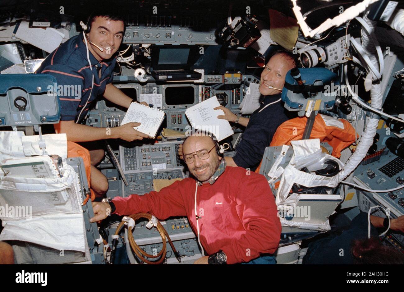 (31 juillet-8 août 1992) --- le 'blue-shift" posent les membres de l'équipage dans le poste de pilotage de la navette spatiale en orbite autour de la terre l'Atlantide. De gauche à droite, Andrew M. Allen, pilote, Franco Malerba, représentant l'Agence spatiale italienne (ASI) et scientifique suisse Claude Nicollier, représentant l'Agence spatiale européenne (ESA). Banque D'Images