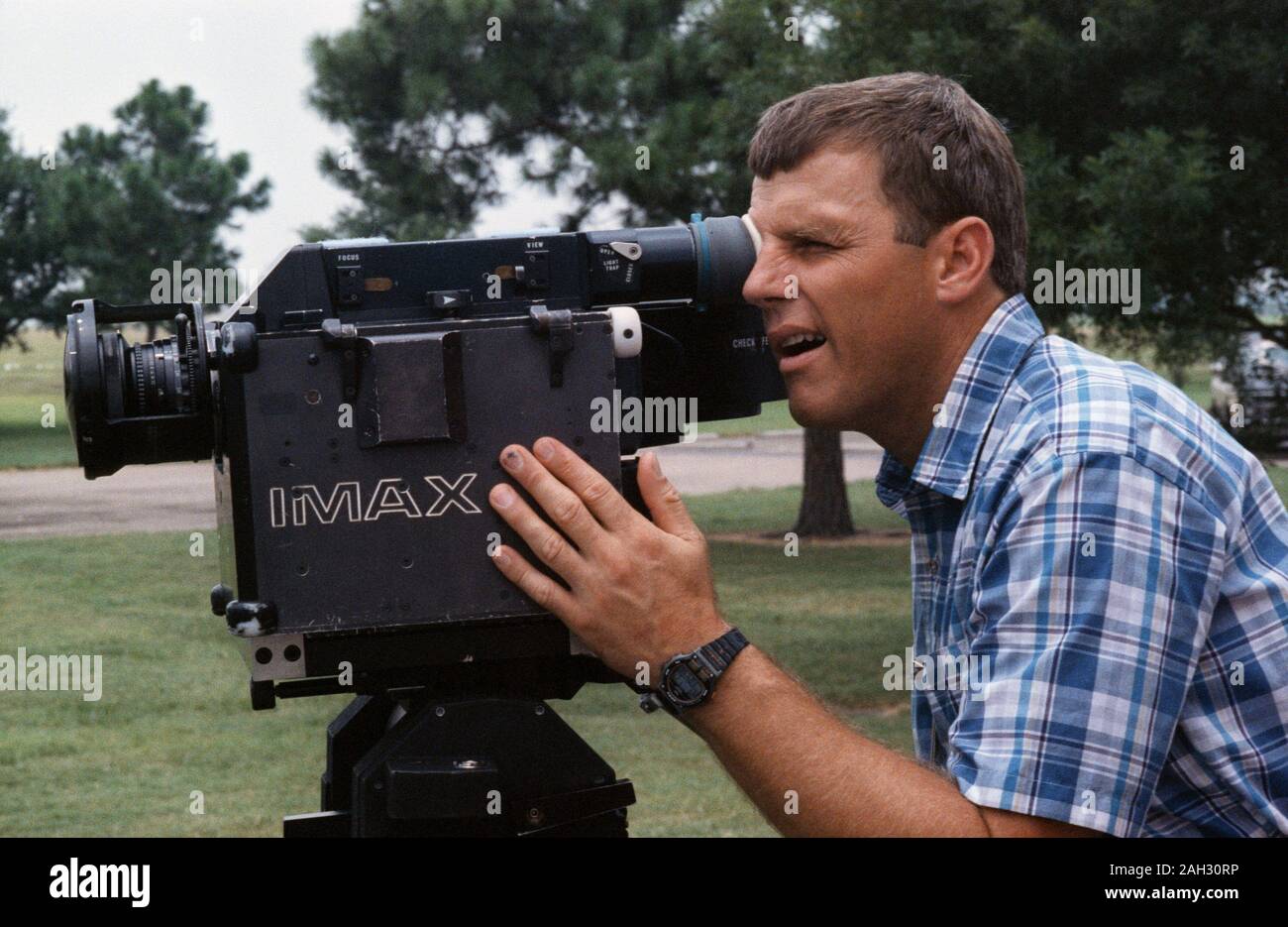 (20 juillet 1991) --- L'astronaute Stephen S. Oswald, STS-42, le pilote utilise la caméra IMAX System (ICS) au cours de la formation session tenue au Centre spatial Johnson (JSC) Pièce de vols habités 90 Complexe Bldg (Rocket Park). Strabismes Oswald comme il regarde à travers l'oculaire de l'ICS. Banque D'Images