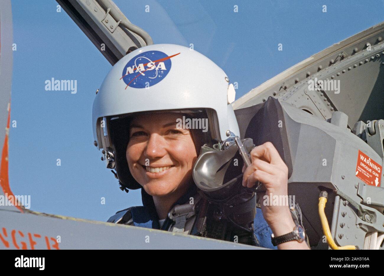 (Septembre 1992) --- L'astronaute Catherine Coleman, qui a récemment entamé une année de formation et d'évaluation au Centre spatial Johnson (JSC), est assis à l'arrière d'une station d'entraînement à réaction T-38. Banque D'Images