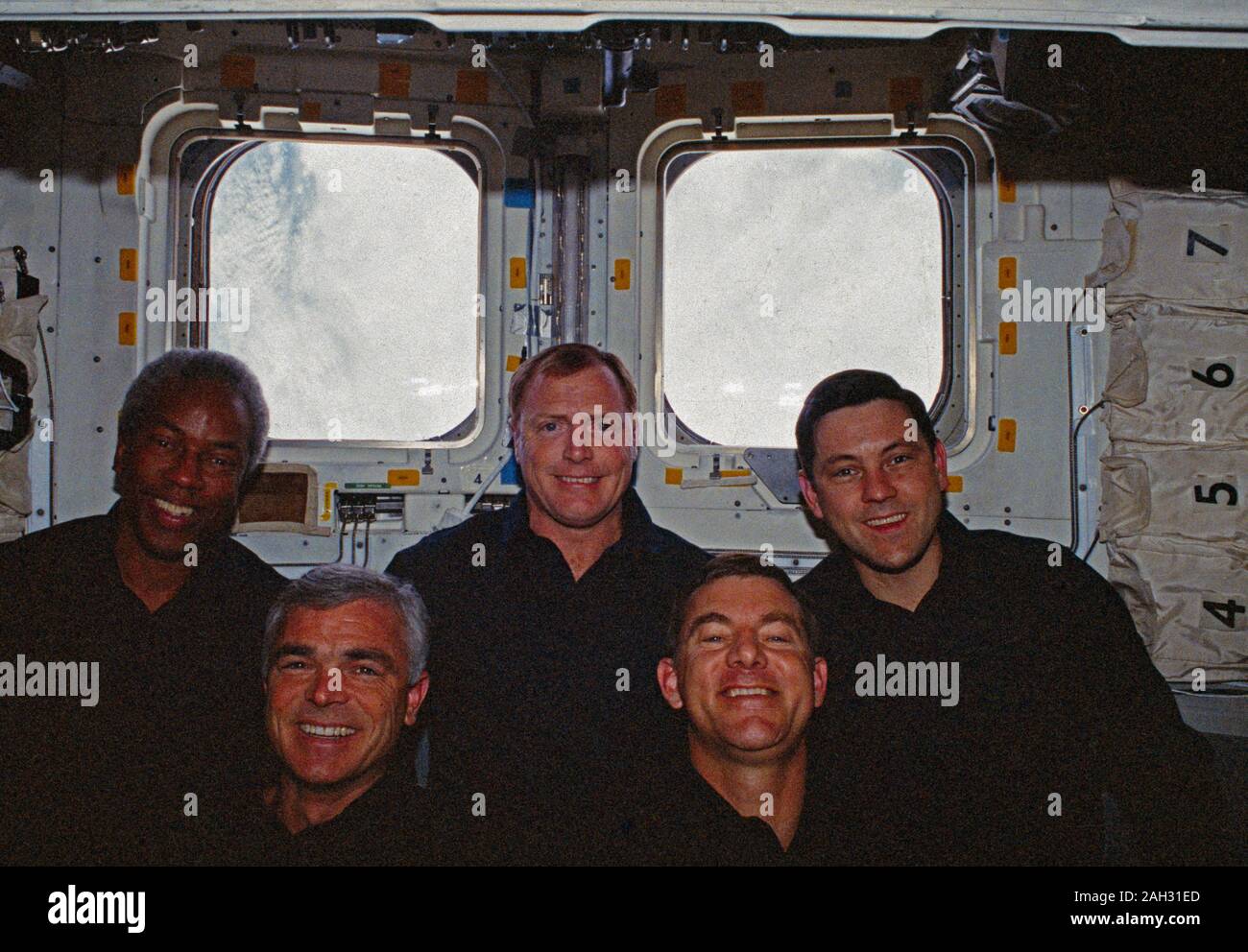 (2-9 décembre 1992) --- Les 5 astronautes à bord de la navette spatiale Discovery pour la mission de poser pour l'équipage de bord traditionnel portrait. De gauche à droite sont des astronautes Guion S. Bluford, spécialiste de mission ; Michael R. U. (riche) Clifford, spécialiste de mission ; David M. Walker, commandant de mission ; James S. Voss, spécialiste de mission ; et Robert D. Cabana, pilote. Banque D'Images