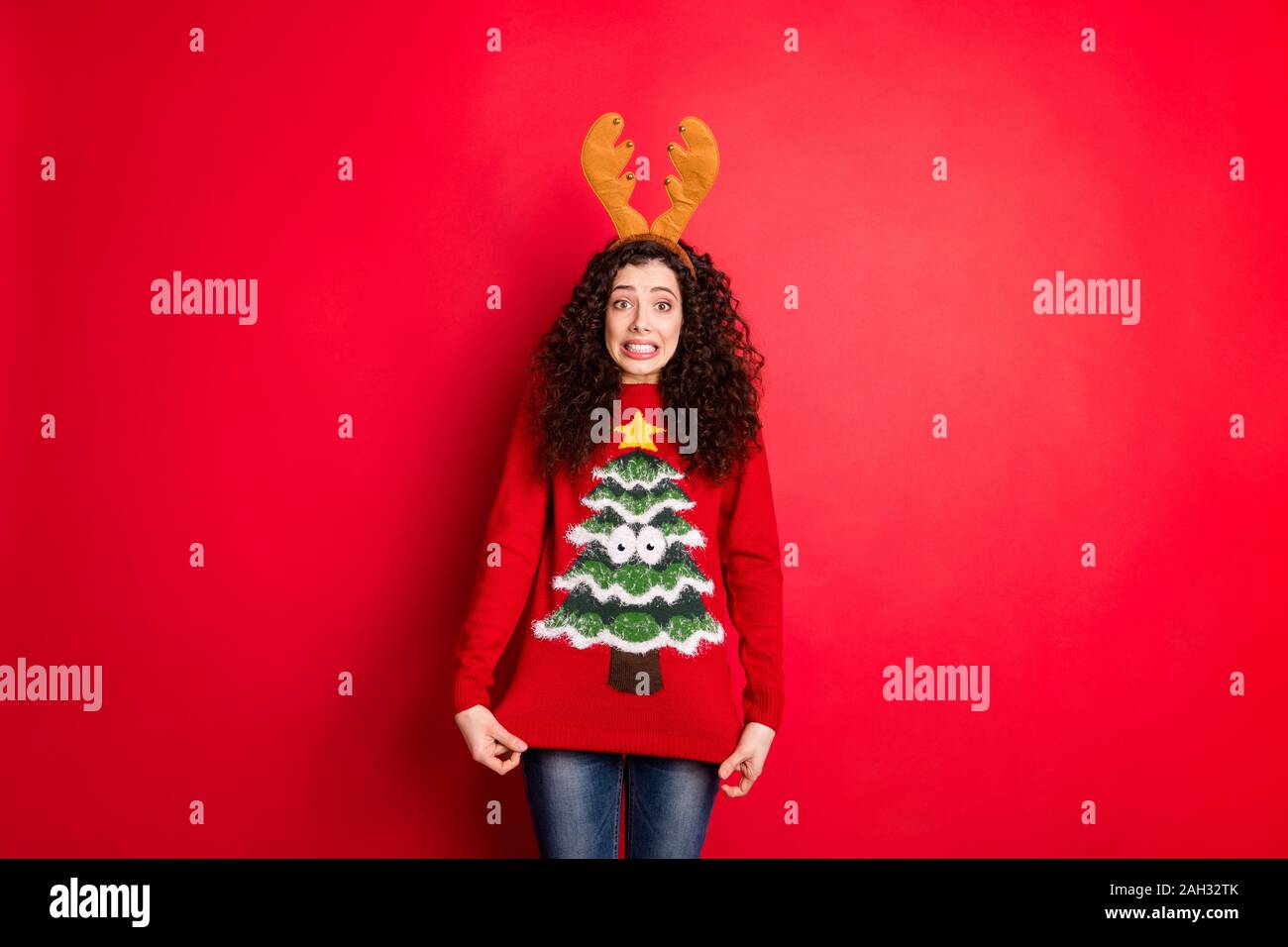 Portrait de déçu funny funky crazy girl à rennes bandeau cornu sa grand-mère montrer aux étudiants présents newyear pullover élégant laid Banque D'Images