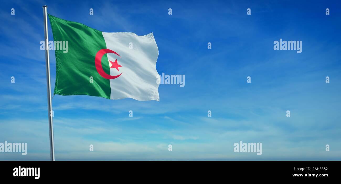 Le drapeau national de l'Algérie dans le vent en face d'un ciel bleu clair Banque D'Images