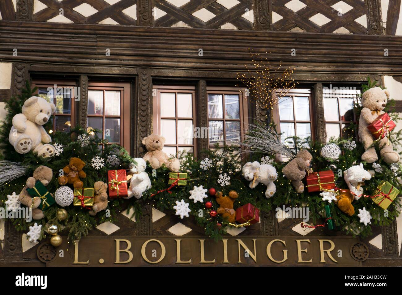 Strasbourg, Bas-Rhin / France - 14. Décembre, 2019 : Alsace traditionnelle célèbre half-timbered Maison Bollinger avec de belles décorations de Noël aroun Banque D'Images