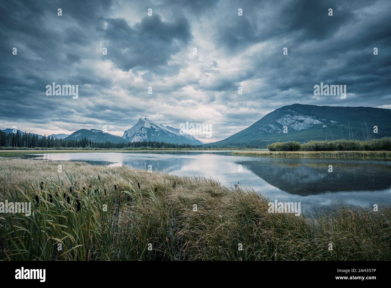 Le mont Rundle et lacs Vermillion dans un coucher de soleil nuageux, Banff, Alberta, Canada Banque D'Images