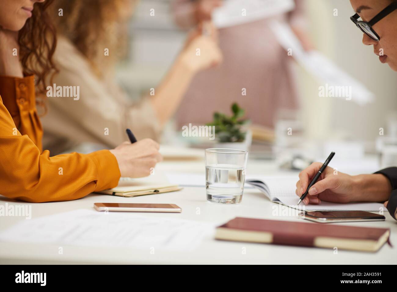Les femmes pratiquant au cours de réflexion méconnaissable réunion d'affaires, plan horizontal Banque D'Images