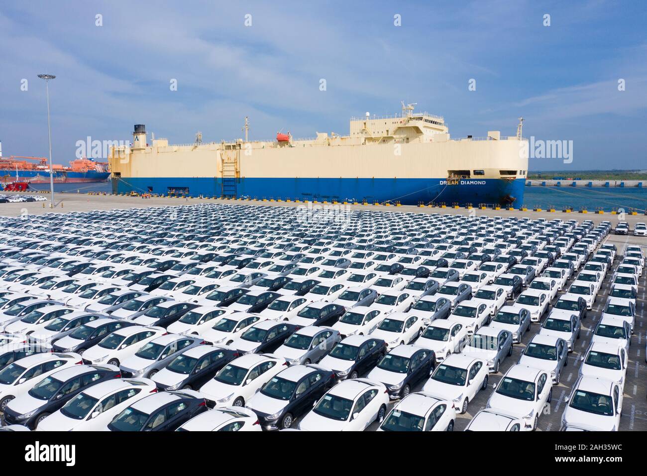 Colombo. 14 Décembre, 2019. Photo aérienne prise le 14 décembre 2019 montre un roll-on / roll-off (navire RORO RORO) et de cour à l'Hambantota Port International au Sri Lanka. Credit : Liu Hongru/Xinhua/Alamy Live News Banque D'Images