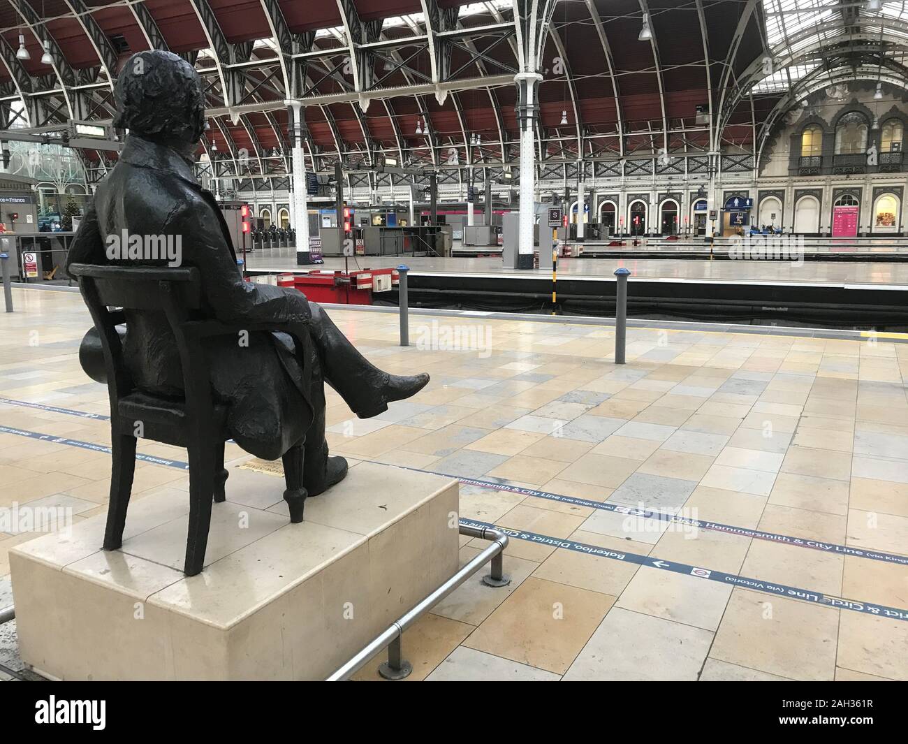 Station Statue Paddington Banque D Image Et Photos Alamy