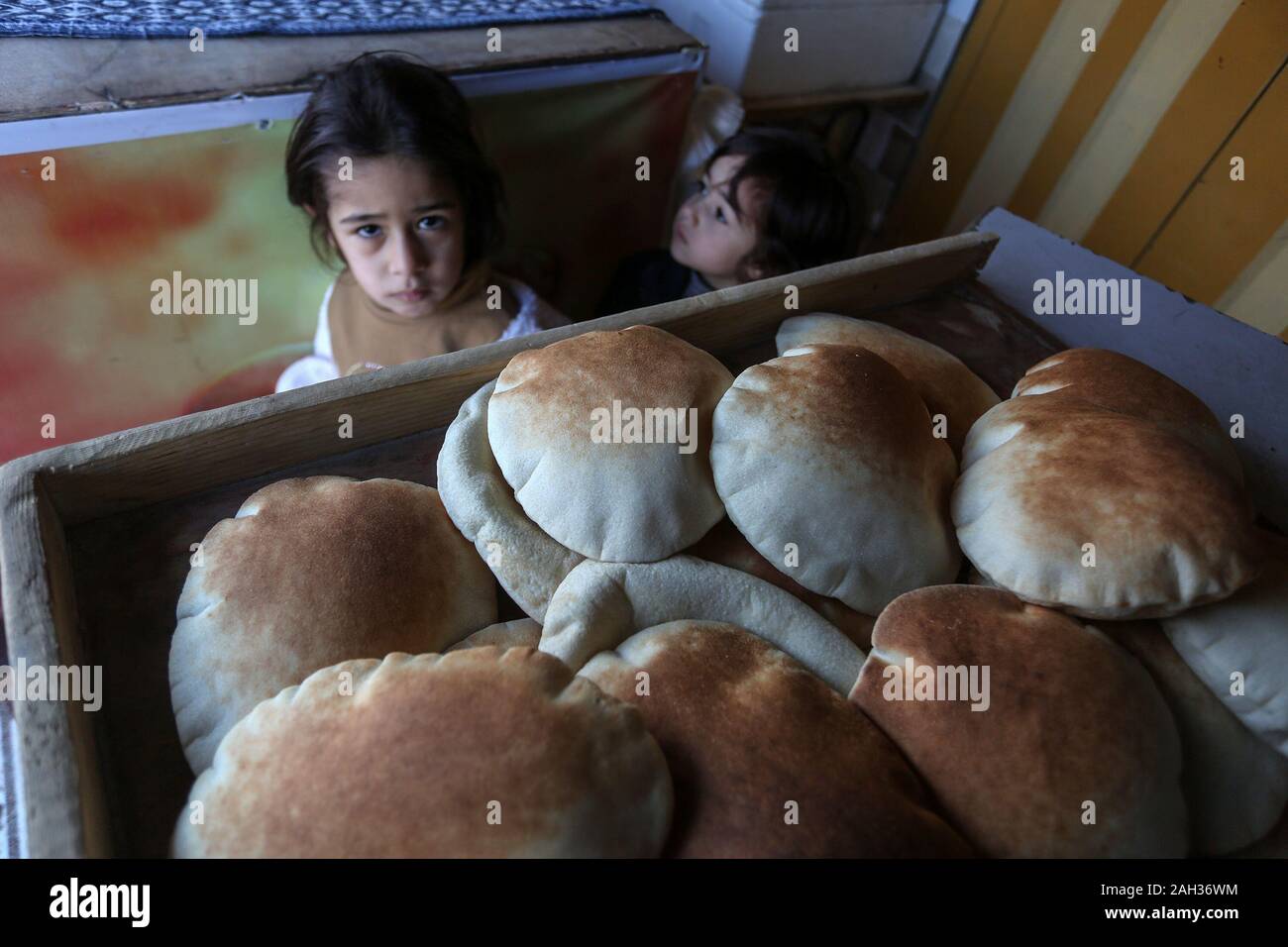 Les palestiniens travaillant dans une petite boulangerie européenne soutenue par un organisme qui appuie de petits projets, dans la bande de Gaza. Banque D'Images