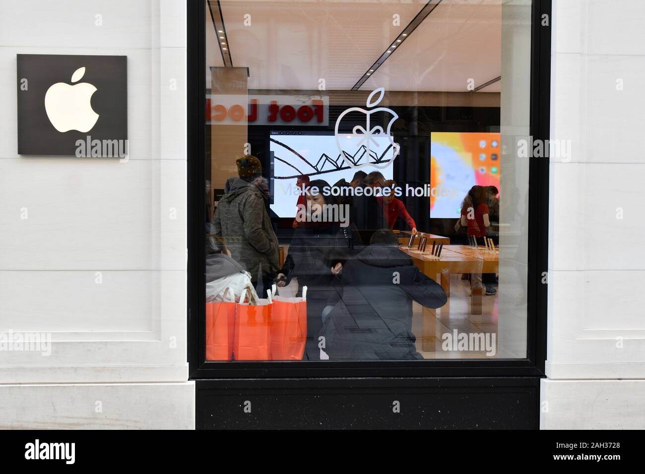 Vienne, Autriche. 24 Décembre, 2019. Achats de Noël de dernière minute dans la célèbre rue commerçante "rue commerçante Kärtnerstrasse' à Vienne, avant les boutiques à 1:00 doivent fermer. Credit : Franz Perc/Alamy Live News Banque D'Images Vienne, Autriche. 24 Décembre, 2019. Achats de Noël de dernière minute dans la célèbre rue commerçante "rue commerçante Kärtnerstrasse' à Vienne, avant les boutiques à 1:00 doivent fermer. Credit : Franz Perc/Alamy Live News Banque D'Images