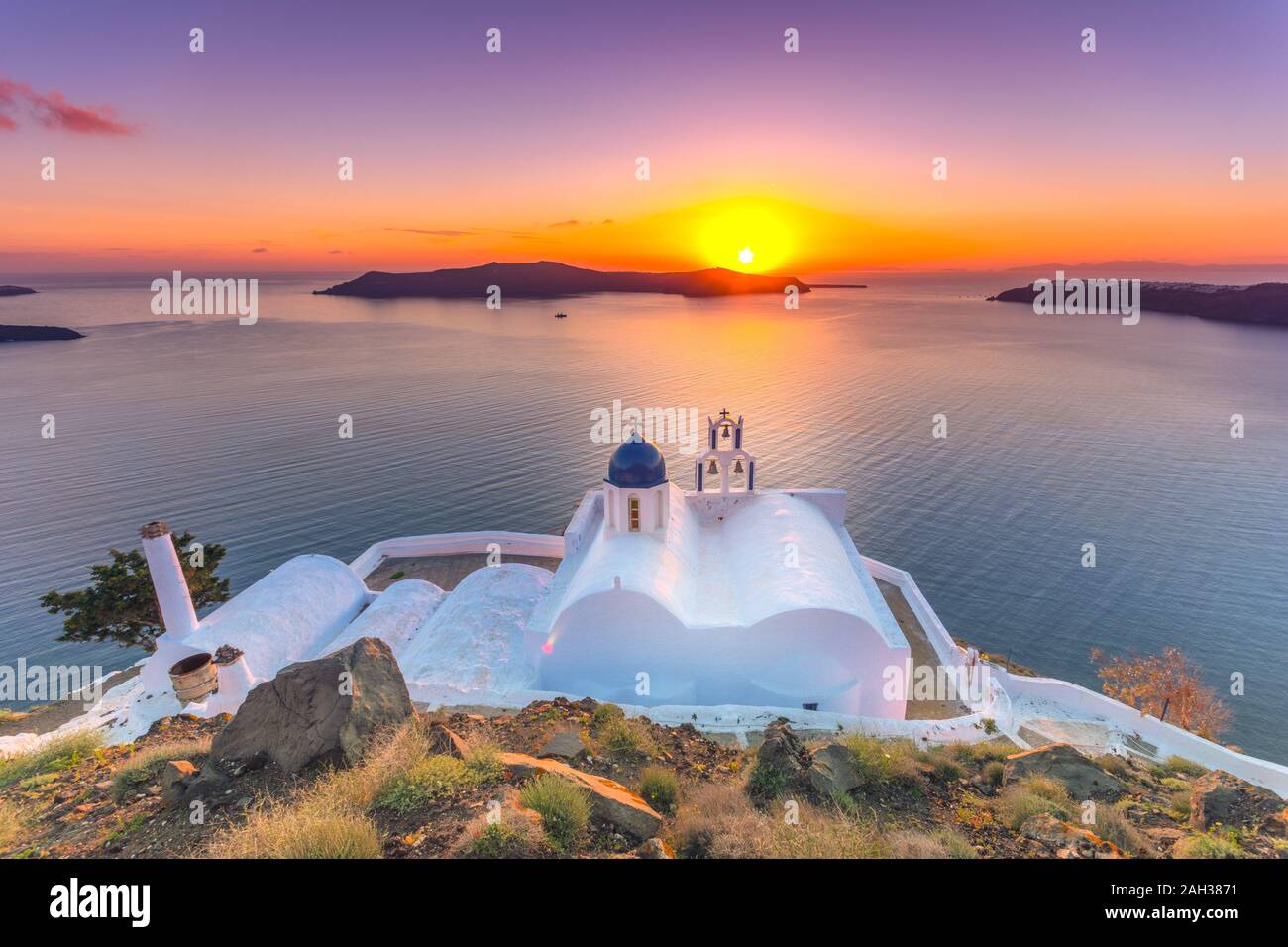 Incroyable coucher du soleil à Panagia Theoskepasti, sur la Skaros rock à Imerovigli, Santorin, Crète, Grèce. Banque D'Images