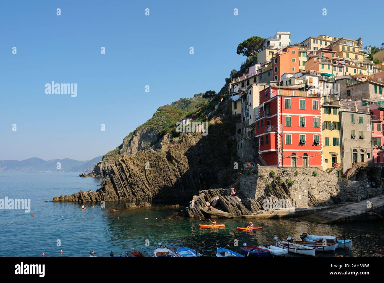 Les kayakistes et les maisons peintes et l'architecture de la falaise de Manarola, village du Parc National des Cinque Terre, Ligurie Italie UE Banque D'Images