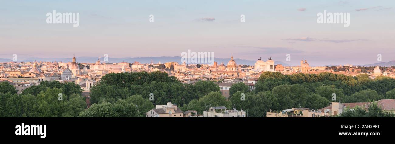 Vue panoramique de Rome du Gianicolo, le Janicule, peu avant le coucher du soleil, Rome, Italie Banque D'Images