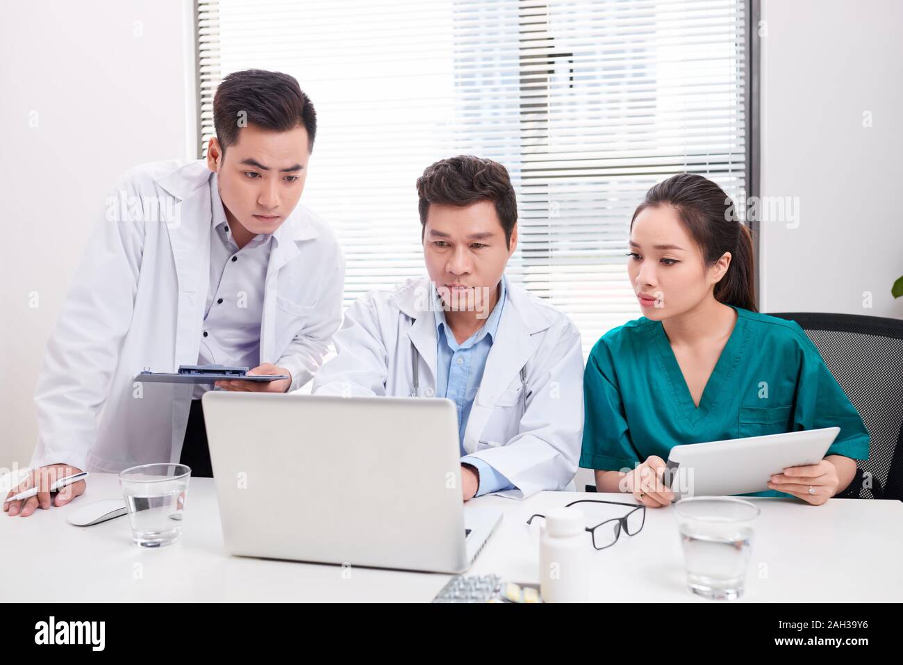L'équipe de médecin travaillant au bureau de l'ordinateur à l'hôpital Banque D'Images