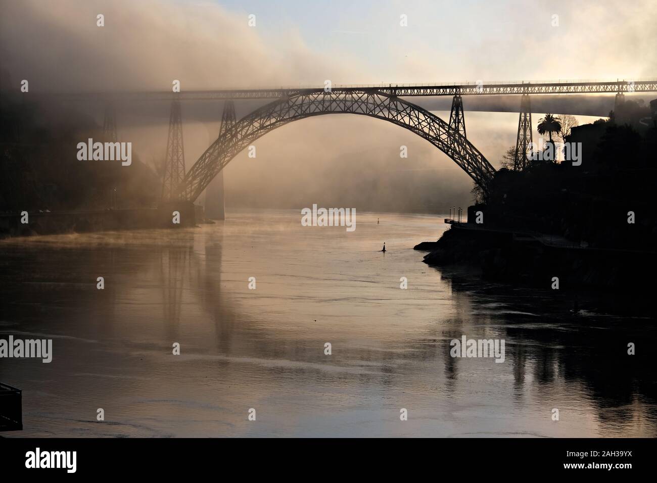 Ponts sur le Douro à Porto en un jour brumeux Banque D'Images