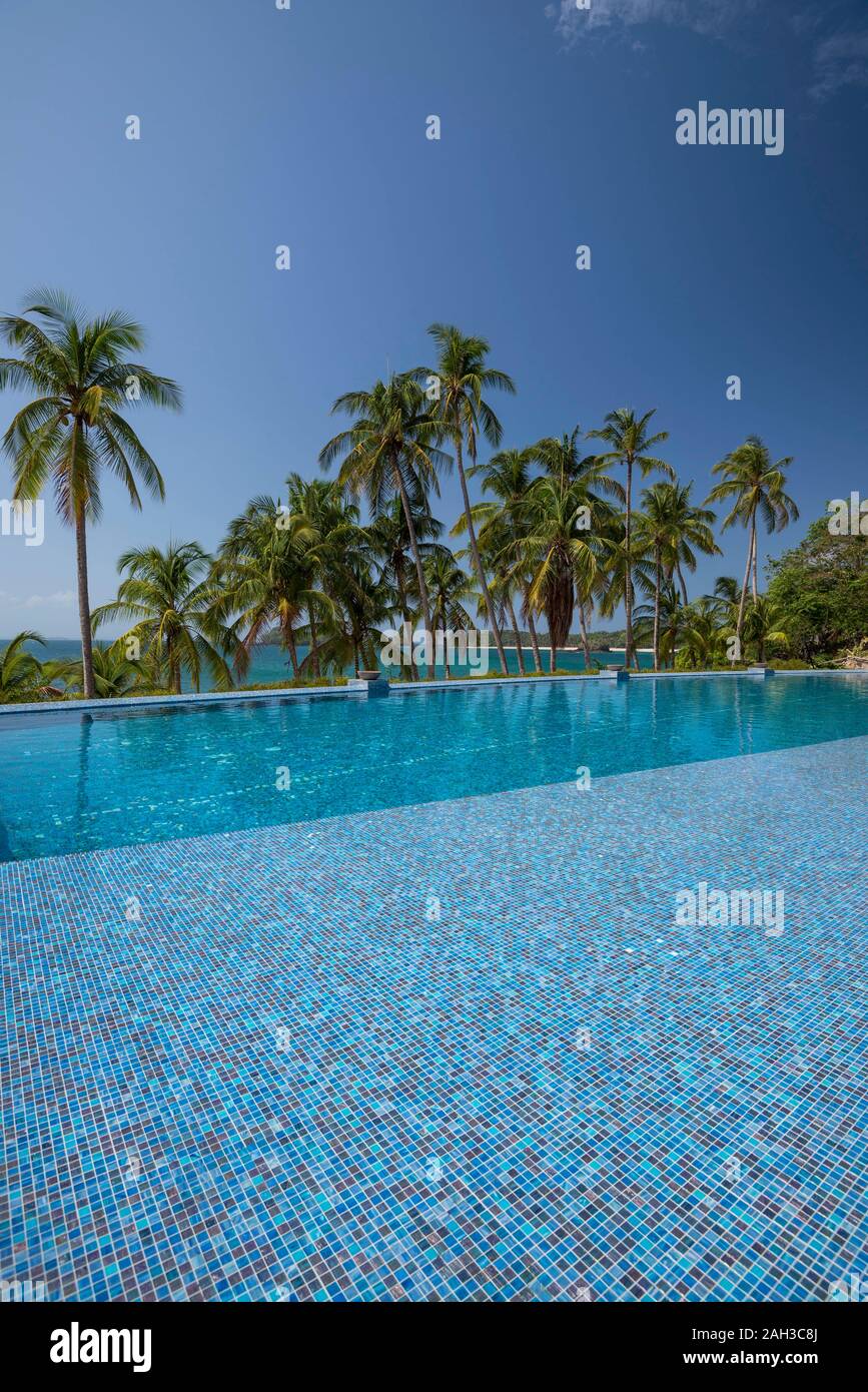 Une piscine à débordement entre les palmiers sur la plage sur l'océan Pacifique, l'archipel de las Perlas, Panama, Amérique Centrale Banque D'Images