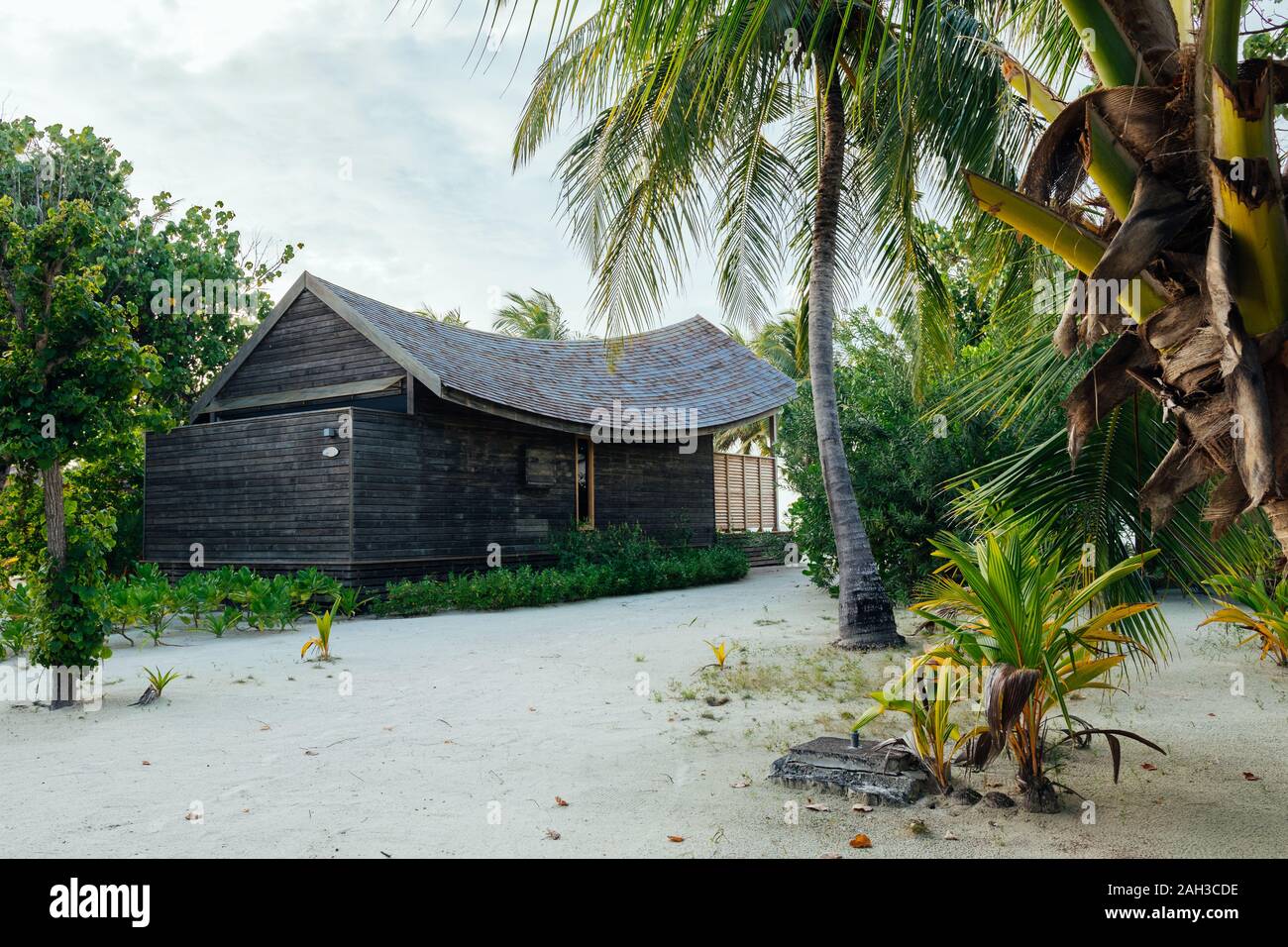 Les bungalows et les maisons dans les Maldives avec belle mer turquoise et nuages dans le ciel Banque D'Images