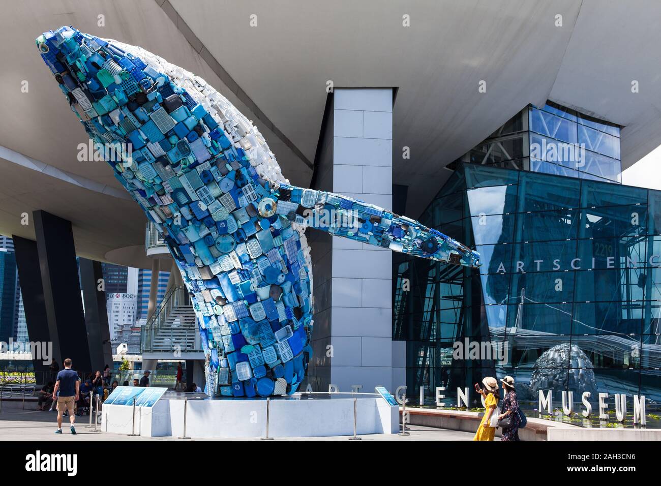 Une énorme baleine taille fabriqué à partir de déchets de plastique océan est à l'art de sensibiliser le public au sujet de réduire la pollution en plastique à l'échelle mondiale Banque D'Images