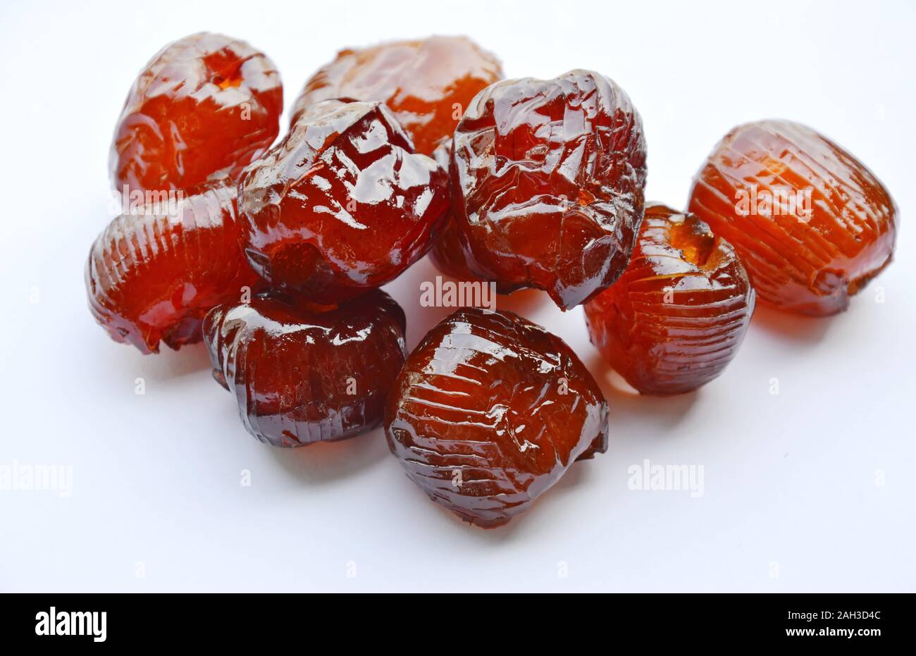 Jujube chinois revêtement bonbons d'érable sur fond blanc Photo Stock -  Alamy